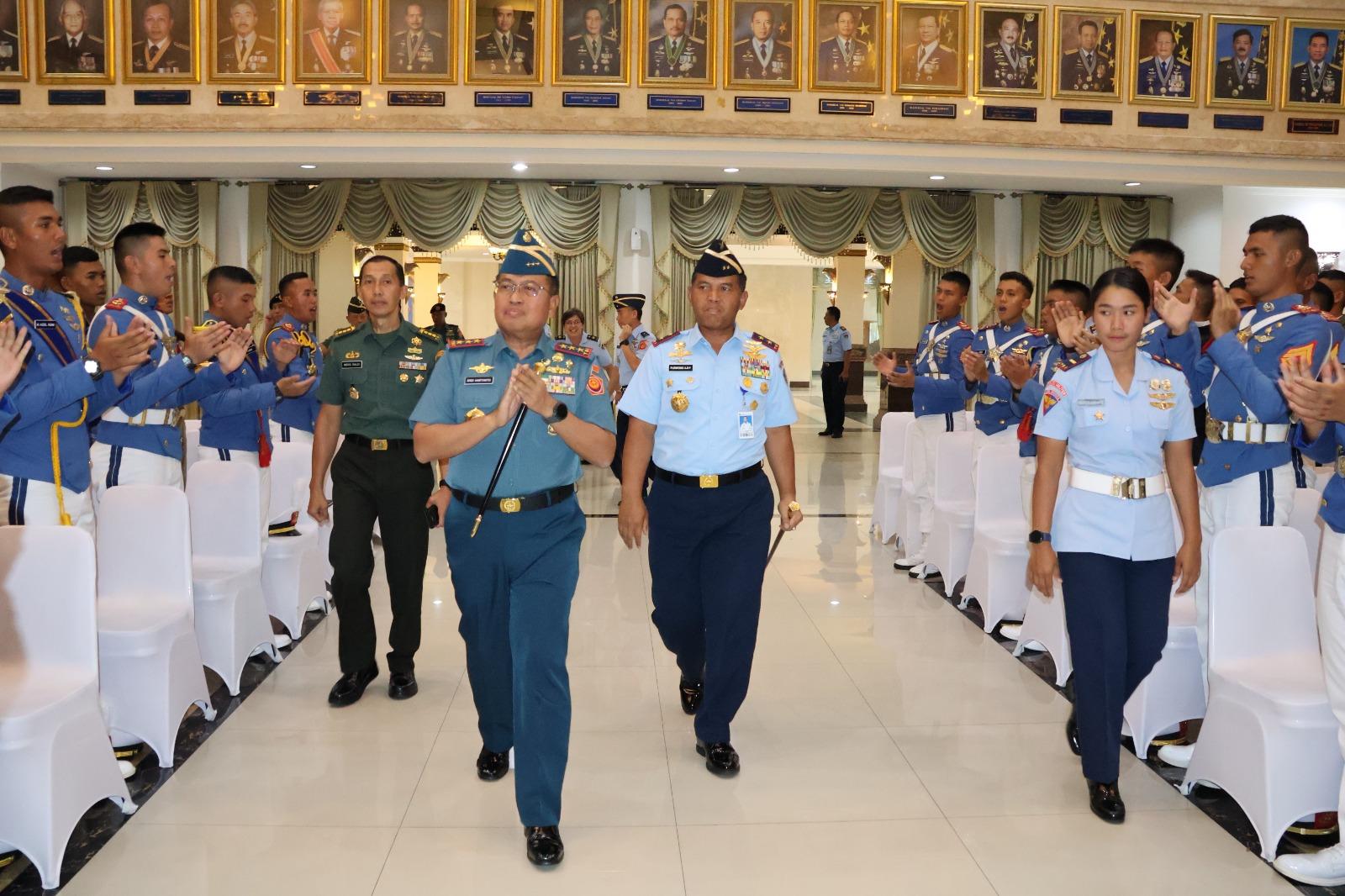 DANJEN AKADEMI TNI BERIKAN KULIAH UMUM KEPADA TARUNA AAU : KEBERHASILAN HASIL DIDIK TARUNA-TARUNI ADALAH REPRESENTASI MASA DEPAN TNI