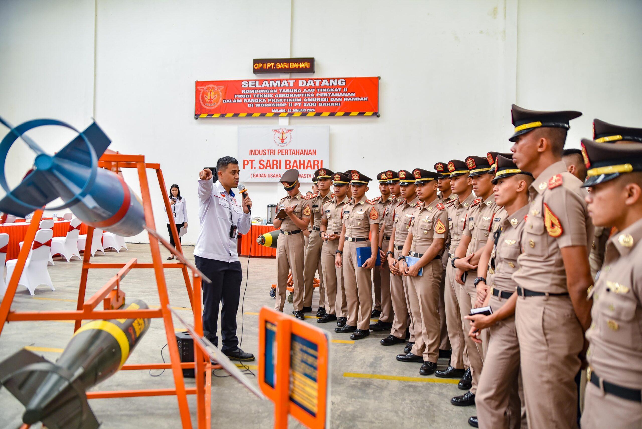 TARUNA TK. II AAU PRODI TEKNIK AERONAUTIKA PERTAHANAN LAKSANAKAN PRAKTIKUM DI PT. PINDAD DAN PT. SARI BAHARI