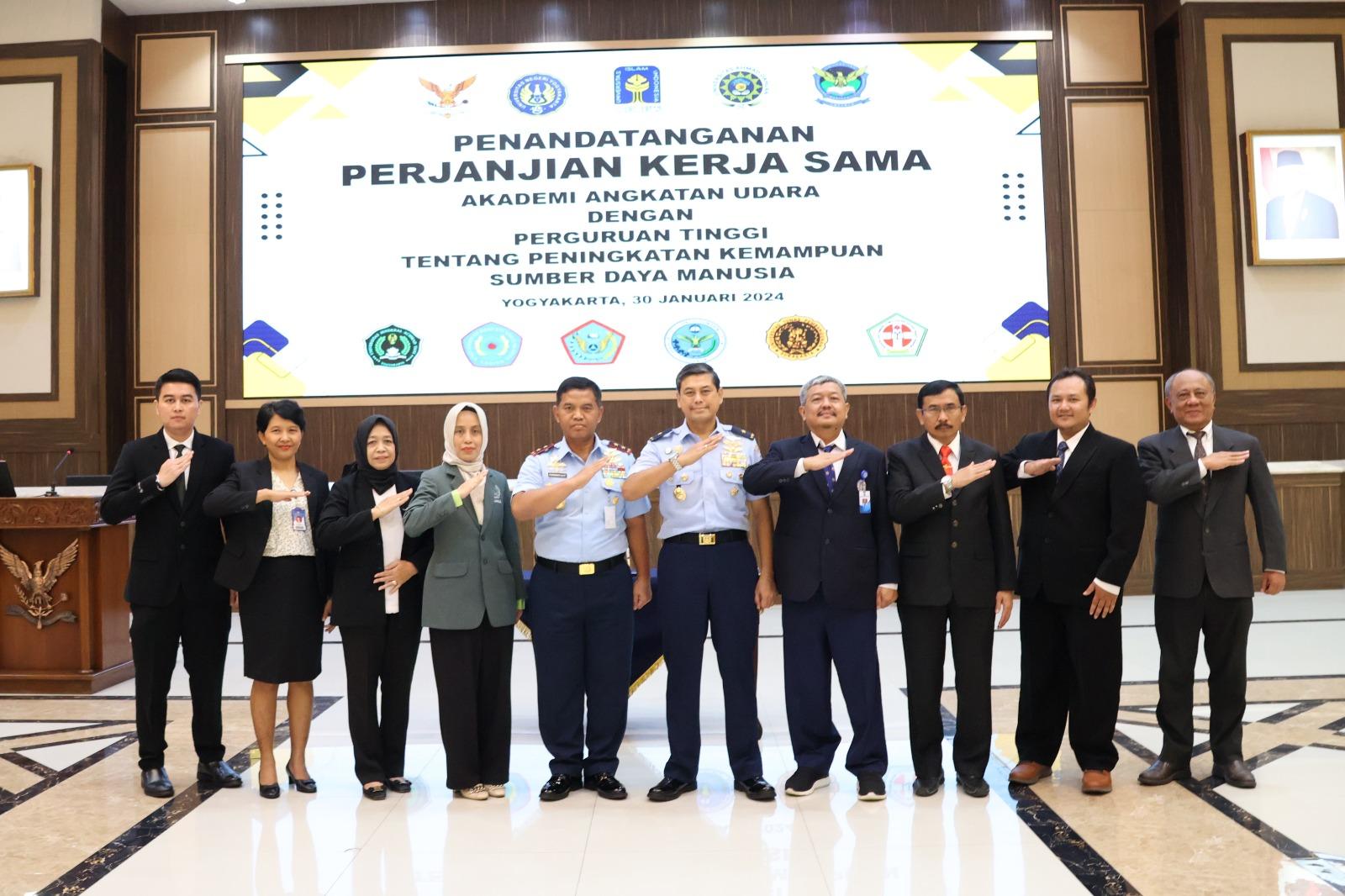 TINGKATKAN SDM, AAU DENGAN BEBERAPA PERGURUAN TINGGI ADAKAN KERJASAMA