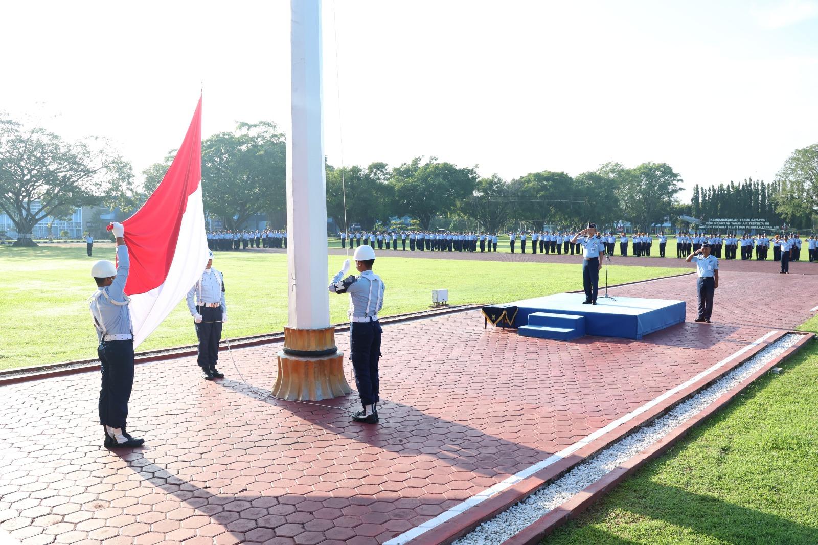 SEMANGAT NASIONALISME : CIVITAS AAU LAKSANAKAN UPACARA BENDERA