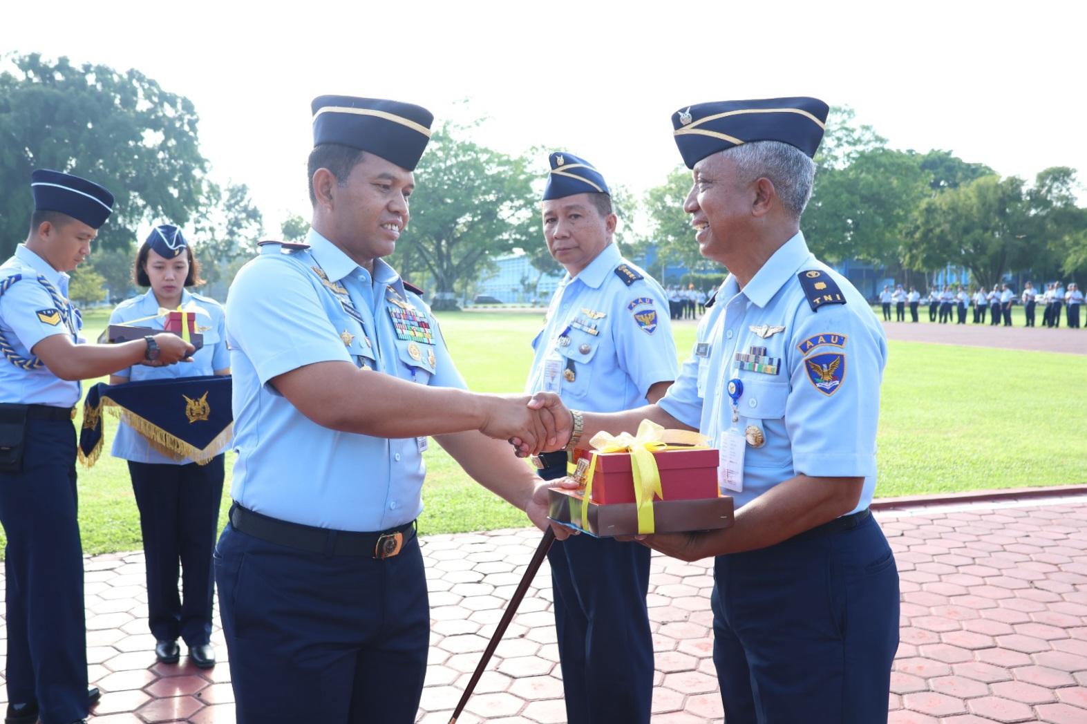 GUBERNUR AAU MELEPAS TIGA PERSONEL MEMASUKI PURNA TUGAS