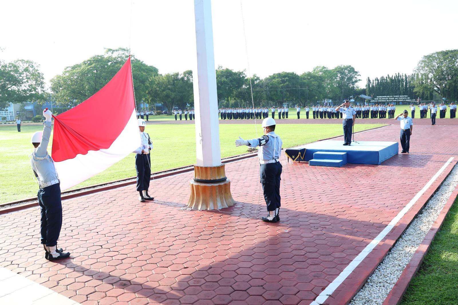 UPACARA BENDERA AAU : TINGKATKAN PATRIOTISME DAN NASIONALISME PERSONEL