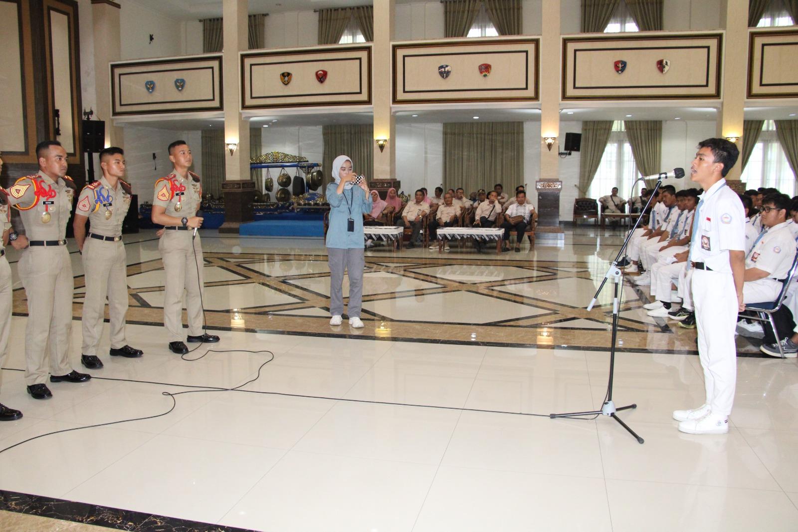 290 SISWA SMA NEGERI I TAMBUN BEKASI KUNJUNGI AAU