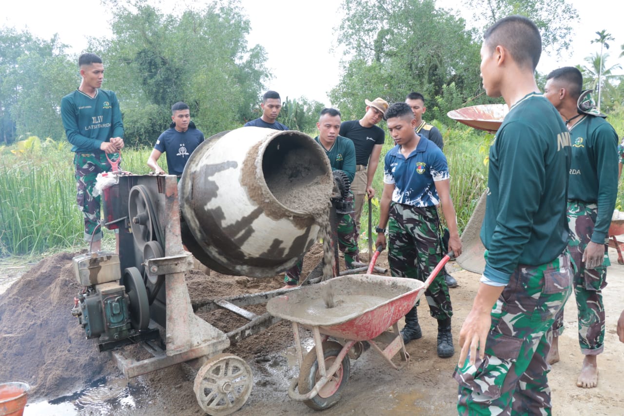 LATSITARDANUS XLIV : TARUNA AAU YONTARLAT III ELANG GOTONG ROYONG BERSAMA MASYARAKAT