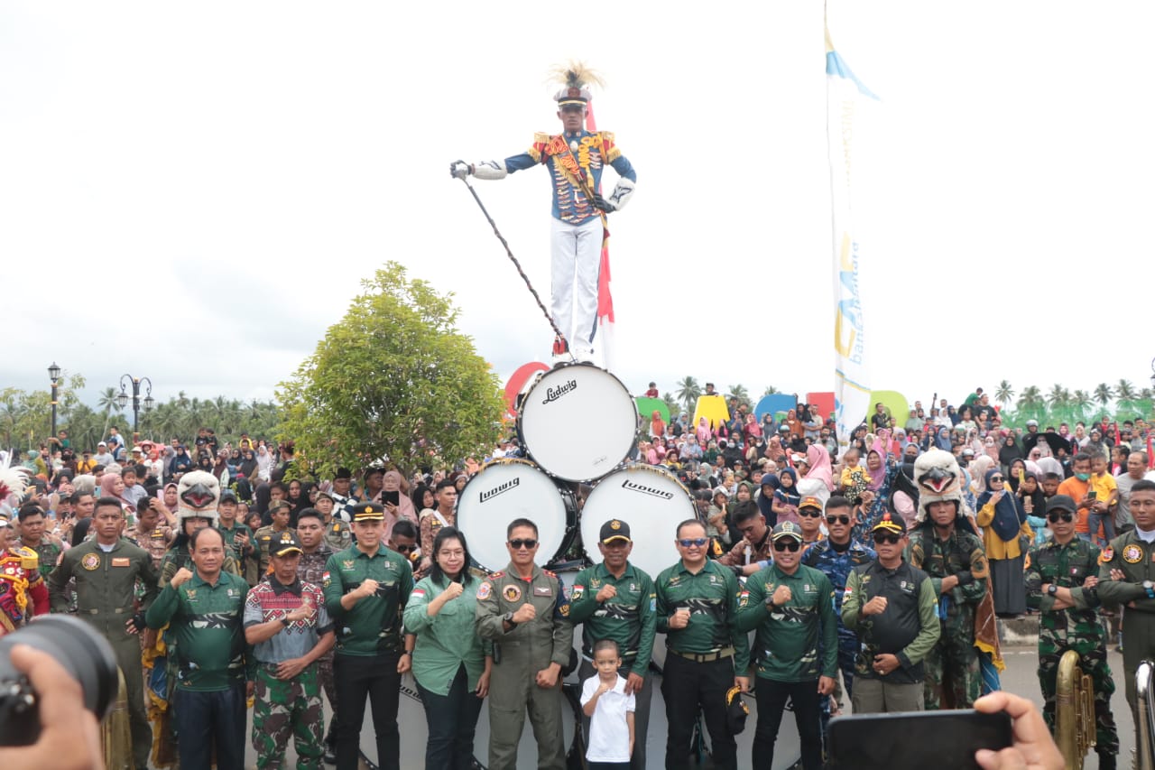 KIRAB DAN DISPLAY DRUMBAND YONTARLAT III ELANG, HIBUR RIBUAN MASYARAKAT PASER