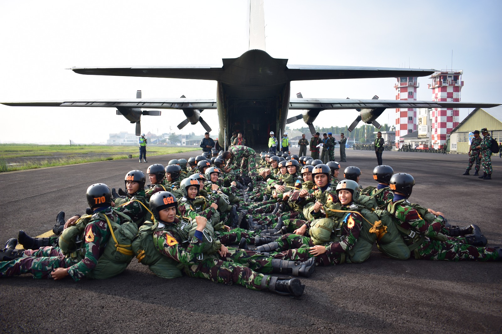 SUSPARADAS A-200 TARUNA TK.I AAU LAKSANAKAN TERJUN PERTAMA