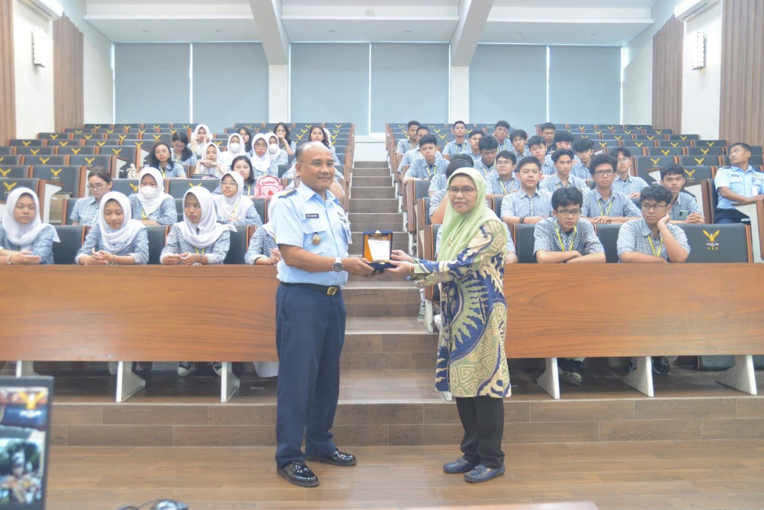 KUNJUNGAN EDUKASI SMA TARUNA MANDIRI TANGERANG SELATAN KE AAU