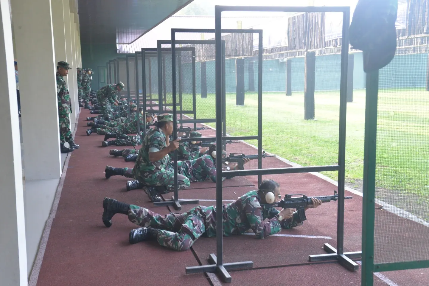 LATIHAN MENEMBAK : MENJAGA KESIAPAN DAN KEWASPADAAN PRAJURIT