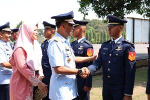 WAKIL GUBERNUR AAU HADIRI UPACARA WINGDAY SEKBANG A-103/PSDP TNI A-34 DI LANUD ADISUTJIPTO
