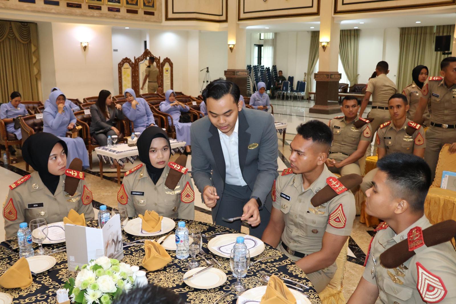 TARUNA TINGKAT IV AAU MENDAPATKAN PEMBEKALAN TABLE MANNER