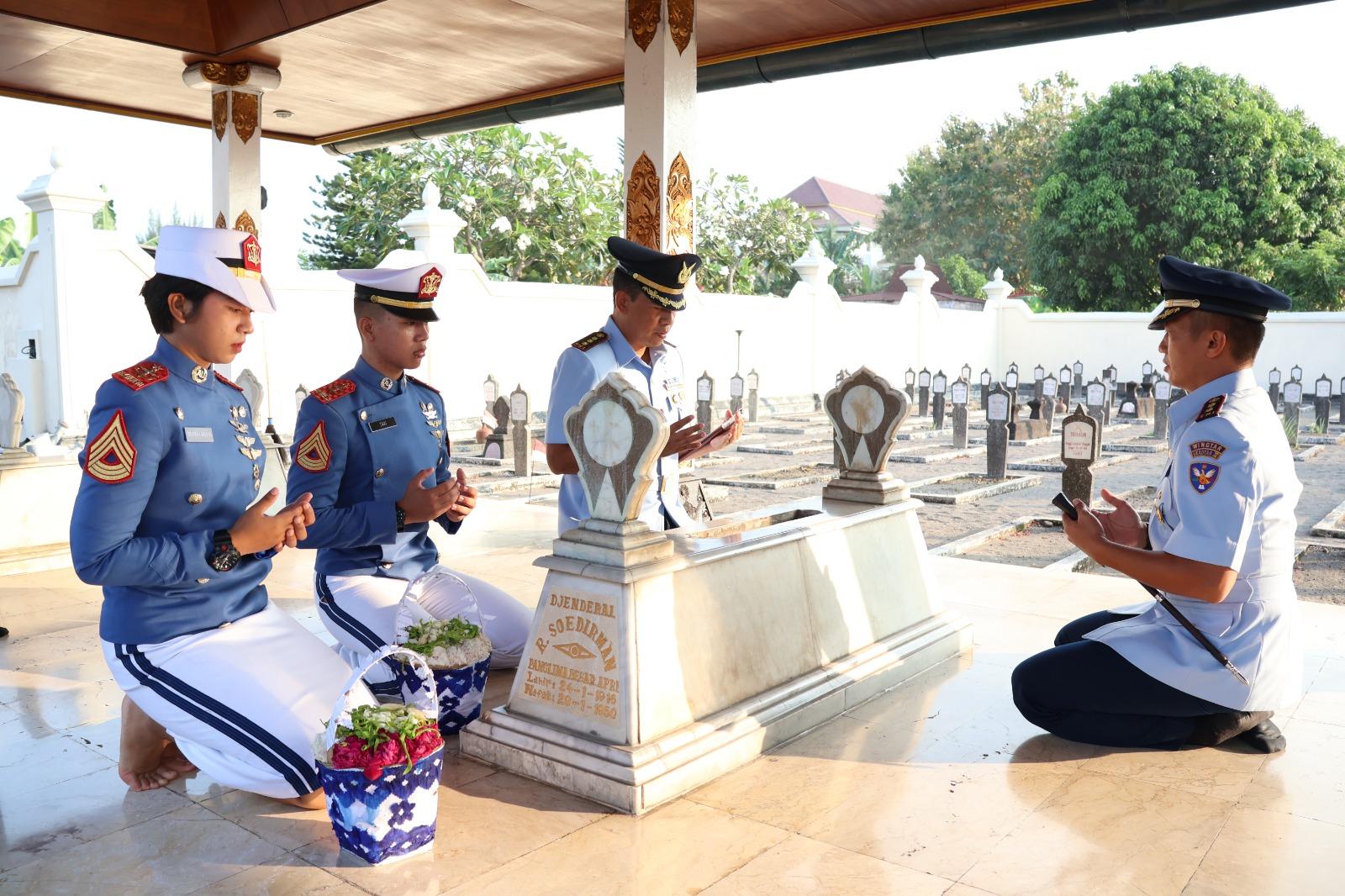 TARUNA TK. IV AAU ZIARAH KE MAKAM PANGLIMA BESAR JENDERAL SOEDIRMAN