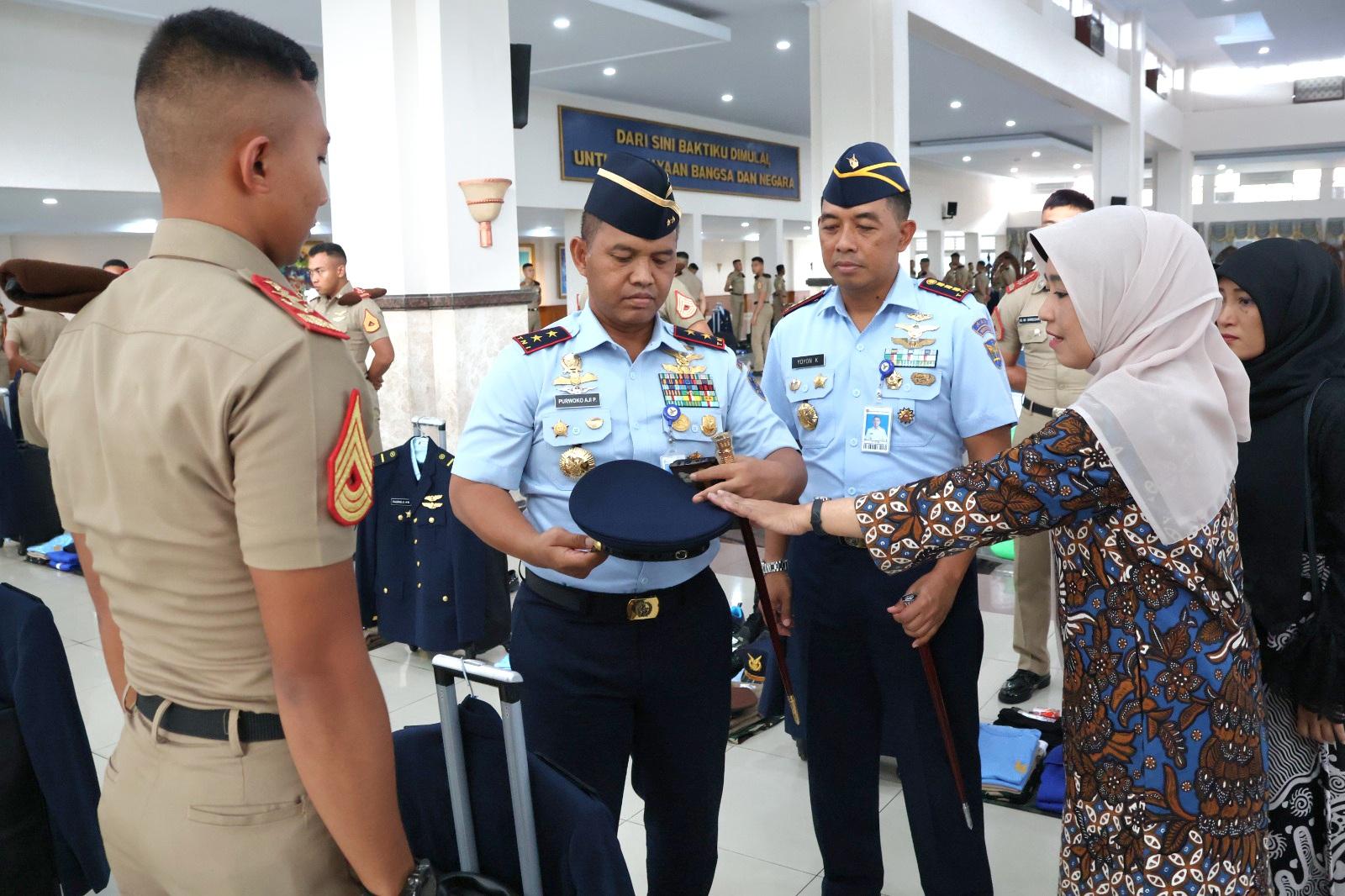 GUBERNUR AAU PERIKSA KELENGKAPAN CAPAJA SEBELUM PRASPA