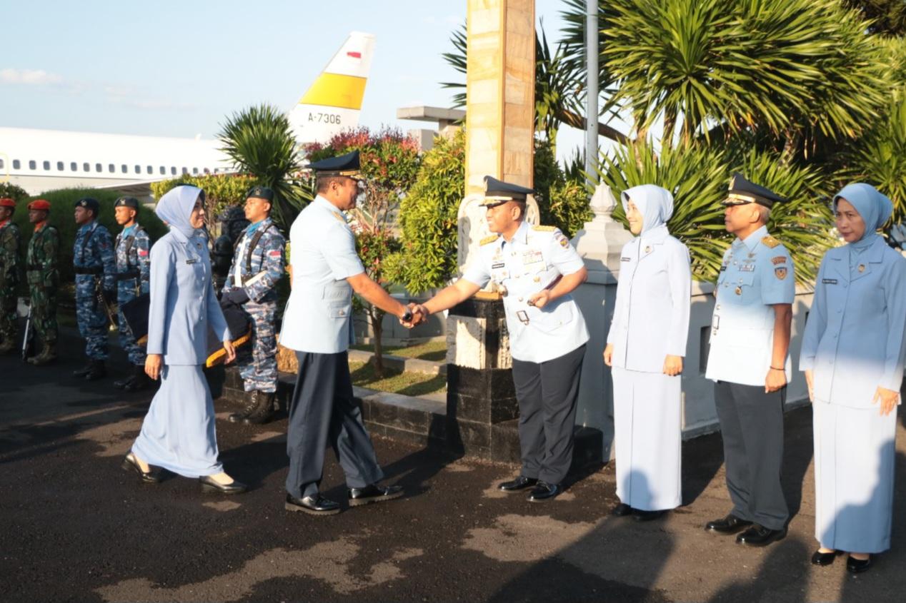 GUBERNUR AAU SAMBUT KEDATANGAN KASAU