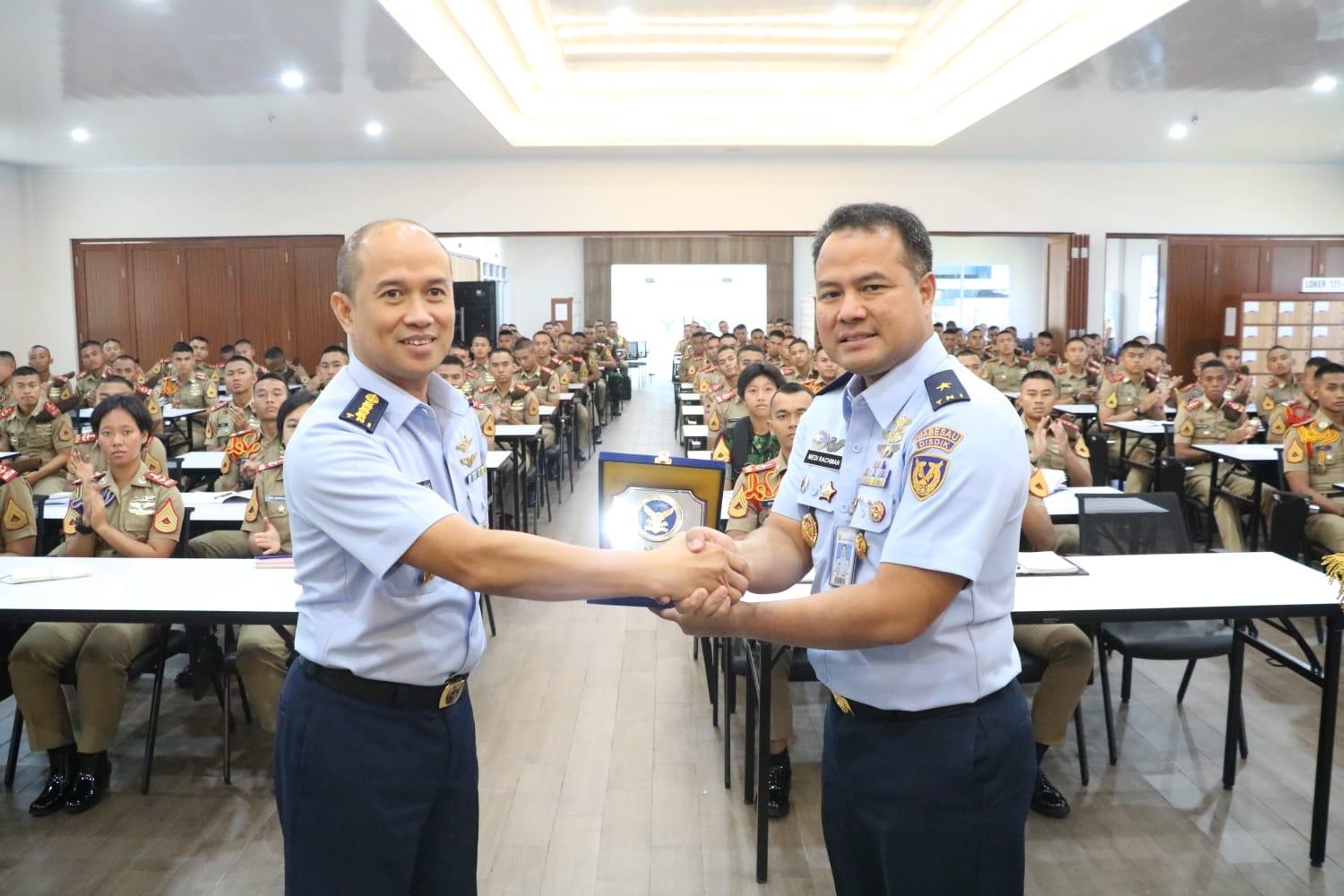 KULIAH UMUM SAFETY MANAGEMENT SYSTEM : MENINGKATKAN KESADARAN DAN KESELAMATAN DI AKADEMI ANGKATAN UDARA