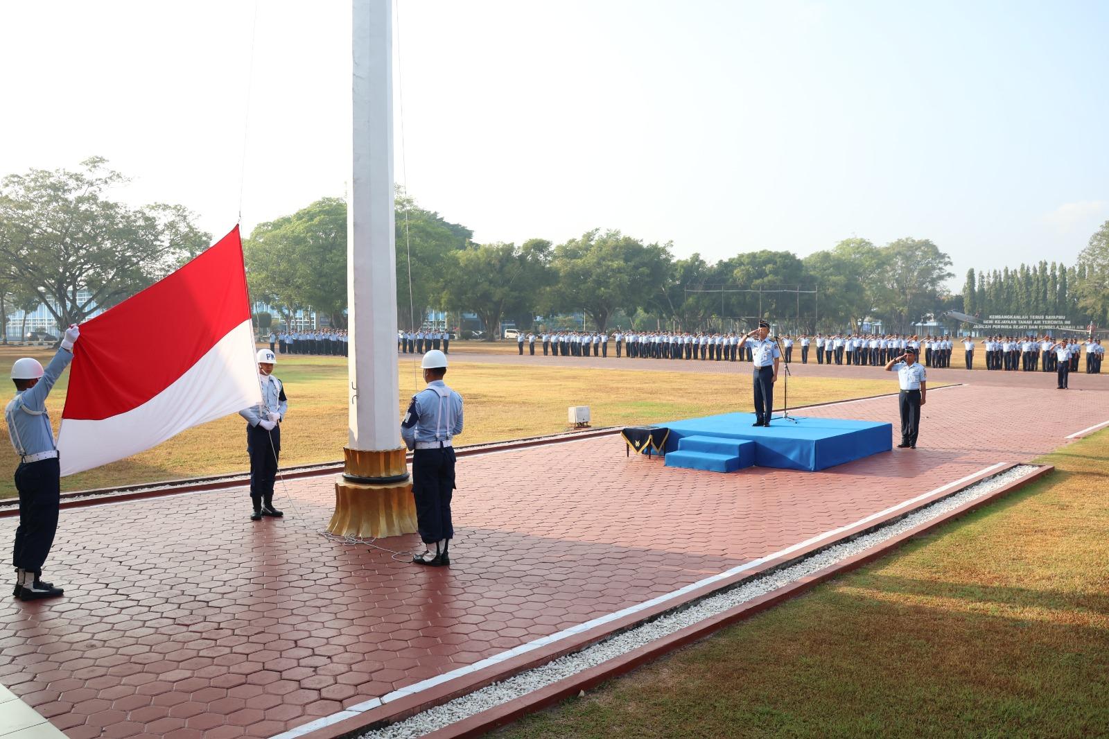 AAU LAKSANAKAN UPACARA BENDERA : TINGKATKAN NASIONALISME DAN DISIPLIN