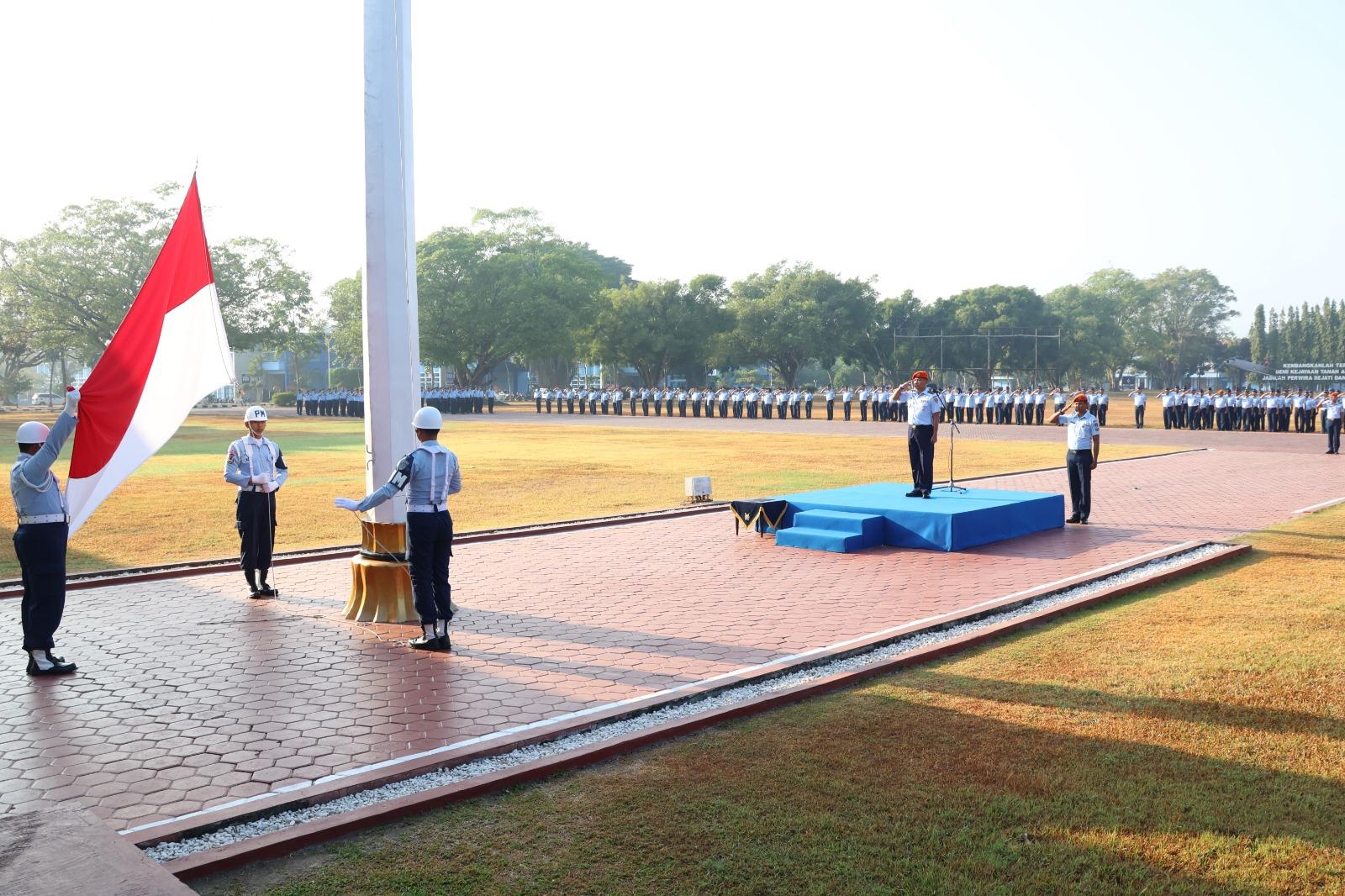 UPACARA BENDERA MINGGUAN DI AAU : TINGKATKAN DISIPLIN DAN NASIONALISME