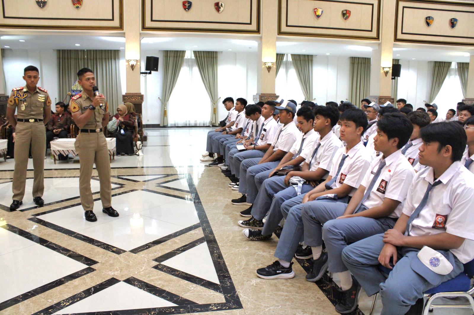 KUNJUNGAN EDUKASI : SMA ANGKASA 1 HALIM DAN SMA AL-AZHAR SEMARANG BERKUNJUNG KE AAU