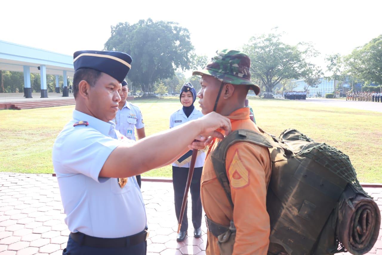 LATIHAN WANATIRTA DITUTUP, GUBERNUR AAU SEMATKAN WING KEPADA TARUNA