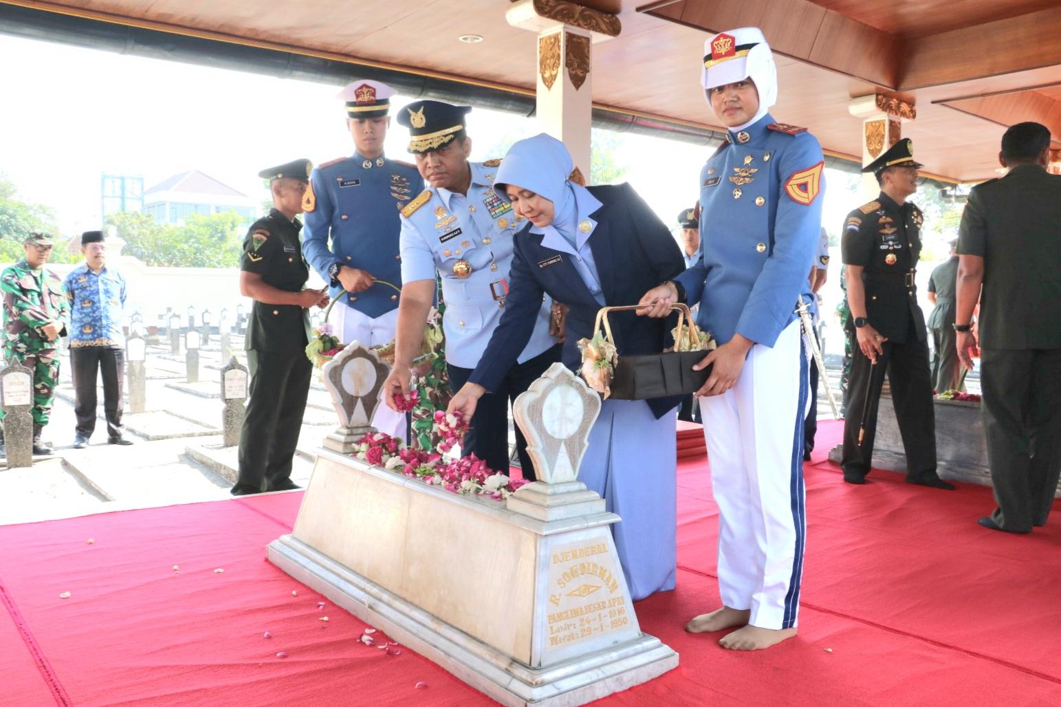 GUBERNUR AAU PIMPIN ZIARAH DI MAKAM PANGLIMA BESAR JENDERAL SOEDIRMAN