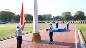 UPACARA BENDERA MINGGUAN DI AAU : MEMBANGUN SIKAP DISIPLIN DAN NASIONALISME