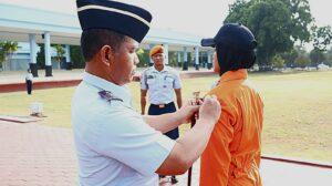 PEMBUKAAN LATIHAN TERBANG LAYANG : TARUNA AAU DIKENAKAN AIRMANSHIP