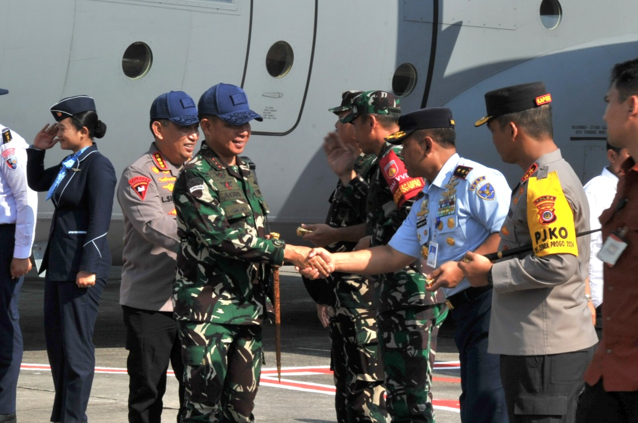 GUBERNUR AAU SAMBUT KEDATANGAN PANGLIMA TNI DI YOGYAKARTA