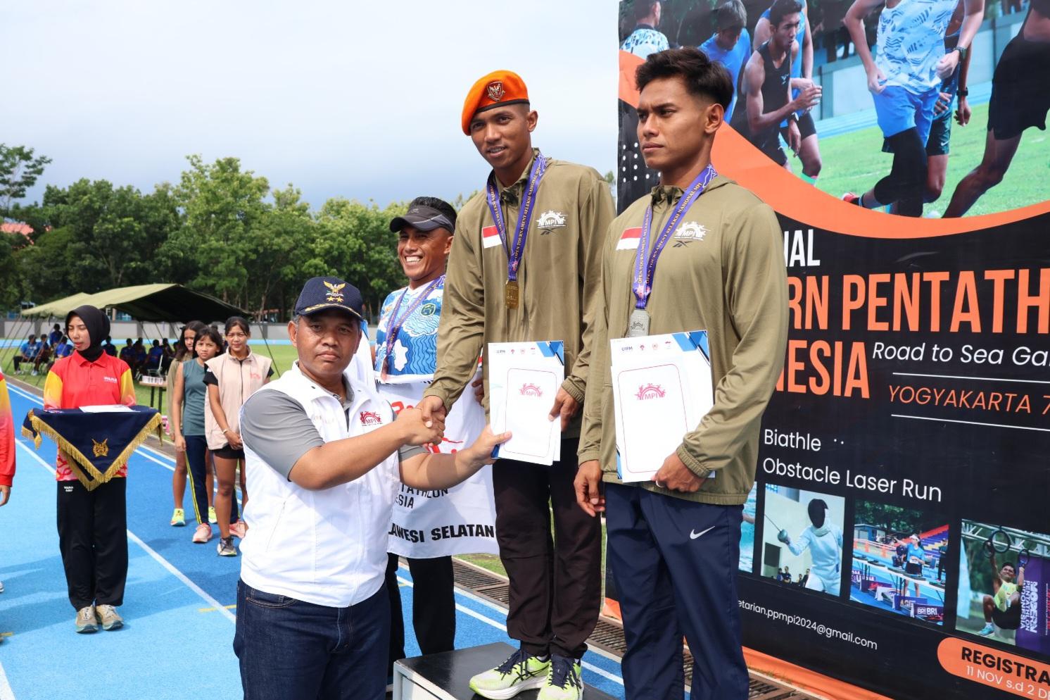 DUA PERSONEL TNI AU JUARA I PUTRA DAN PUTRI SELEKNAS MPI LASER RUN