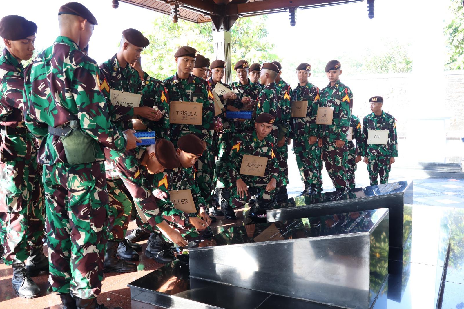 TARUNA TINGKAT I AAU ZIARAH KE TMP NGOTO : MENELADANI SEMANGAT JUANG PAHLAWAN