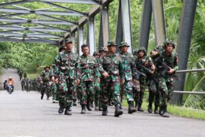 Gubernur AAU Turut Longmarch Tradisi Pembaretan POMAU: Kepemimpinan dan Motivasi di Medan Latihan