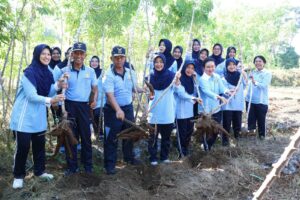 AAU Perkuat Ketahanan Pangan: Gubernur AAU Pimpin Panen Raya dan Penanaman Kacang Tanah