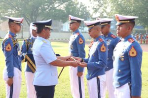 Gubernur AAU Pimpin Upacara Perubahan Pangkat Taruna di Lapangan Dirgantara