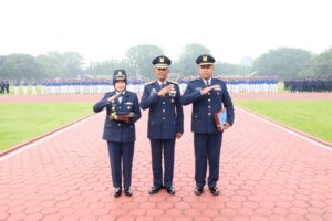 Wagub AAU Melepas Dua Personel yang Memasuki Masa Purna Tugas