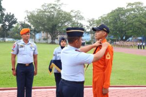 Gubernur AAU Sematkan Brevet Terbang Layang Taruna Tingkat II