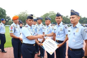 Gubernur AAU Serahkan Beasiswa S2 dan S3 Kepada Dosen dan Tenaga Pendidik