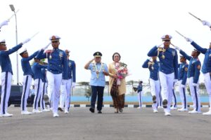Tradisi Passing In Parade, Sambut Gubernur AAU Baru Marsda TNI Donald Kasenda