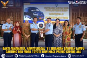 BAKTI ALMAMATER, NAWATUNGGAL ’91 SERAHKAN BANTUAN LAMPU GANTUNG DAN MOBIL TOYOTA NEW HIACE PREMIO KEPADA AAU